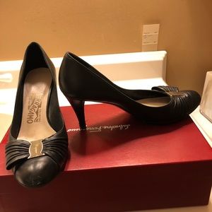 Classic Ferragamo pumps!!